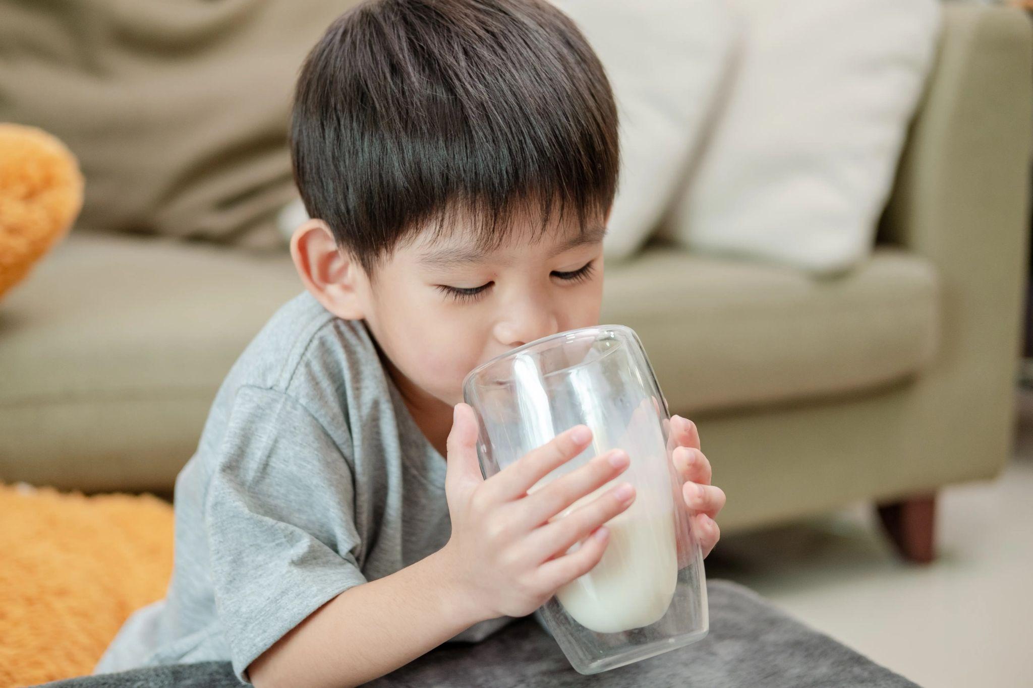 Sữa dành cho trẻ táo bón chứa chất xơ hòa tan, đạm dễ tiêu