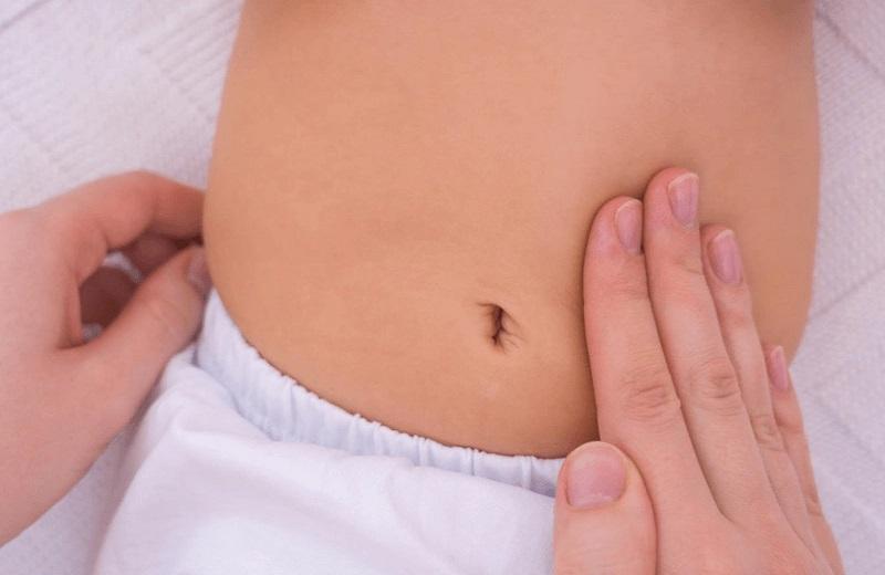 Massage bụng cho bé bị táo bón giúp con đi ngoài dễ dàng