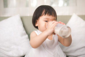 nên cho bé uống sữa tươi hay sữa bột pha sẵn tùy theo nhu cầu và sở thích
