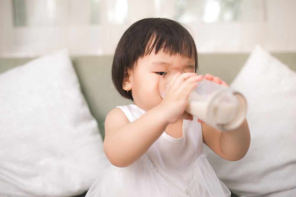 Nên cho bé uống sữa tươi hay sữa bột pha sẵn thì tốt hơn?