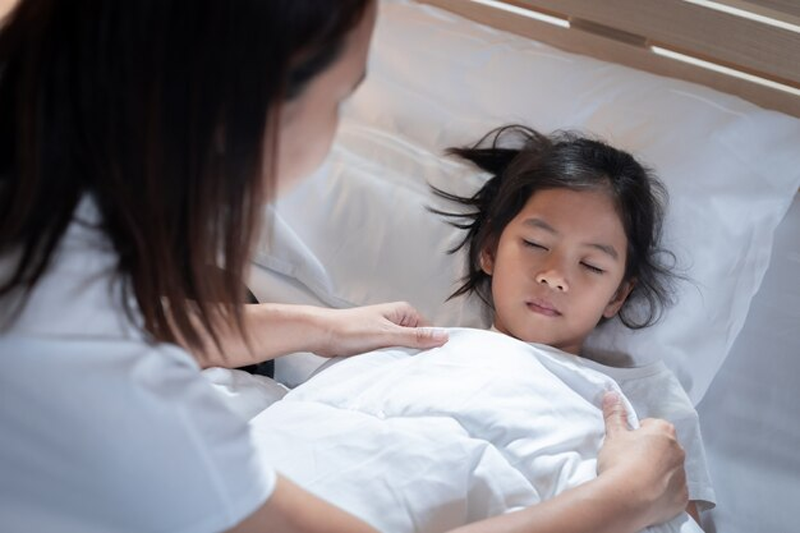 Mẹ nên thường xuyên theo dõi tình trạng trẻ bị tiêu chảy
