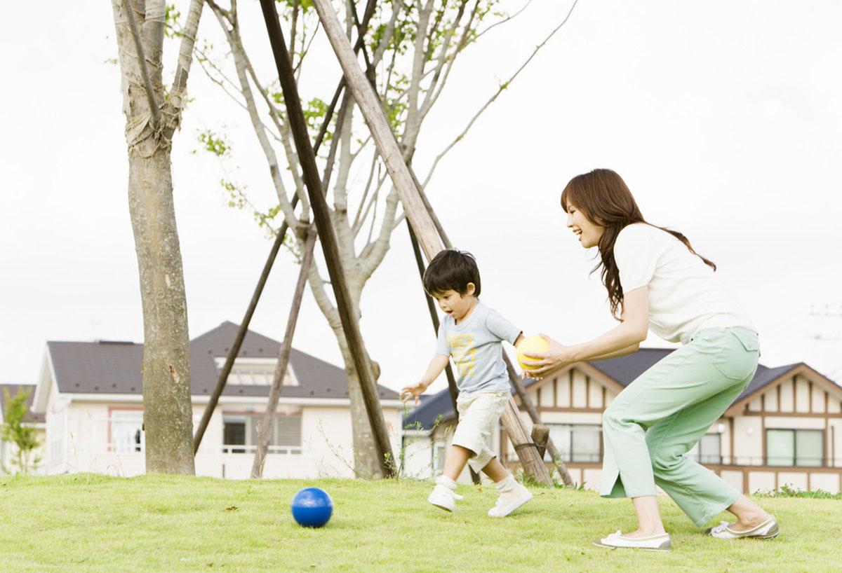 Khuyến khích trẻ 4 tuổi vận động ngoài trời