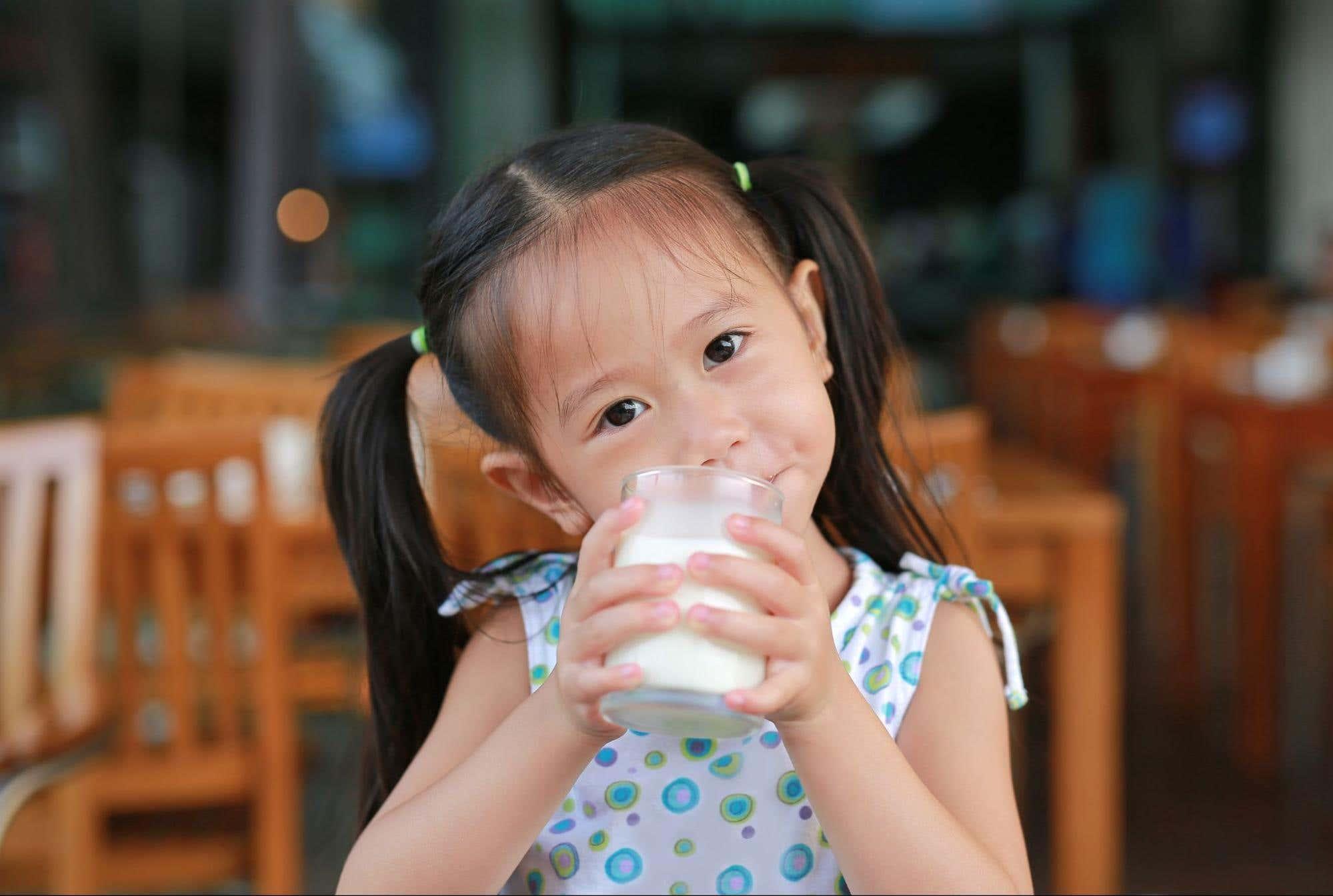 Sữa nhập khẩu tốt nhất cho bé cần có tem phụ theo quy định